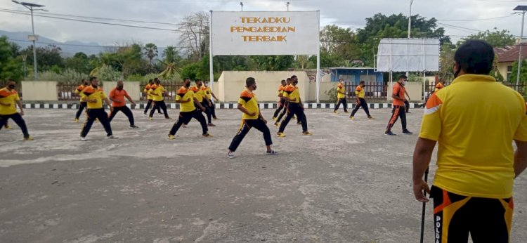 Tingkatkan Kemampuan Individu Personil Polres Lembata Lakukan Latihan Beladiri Polri.