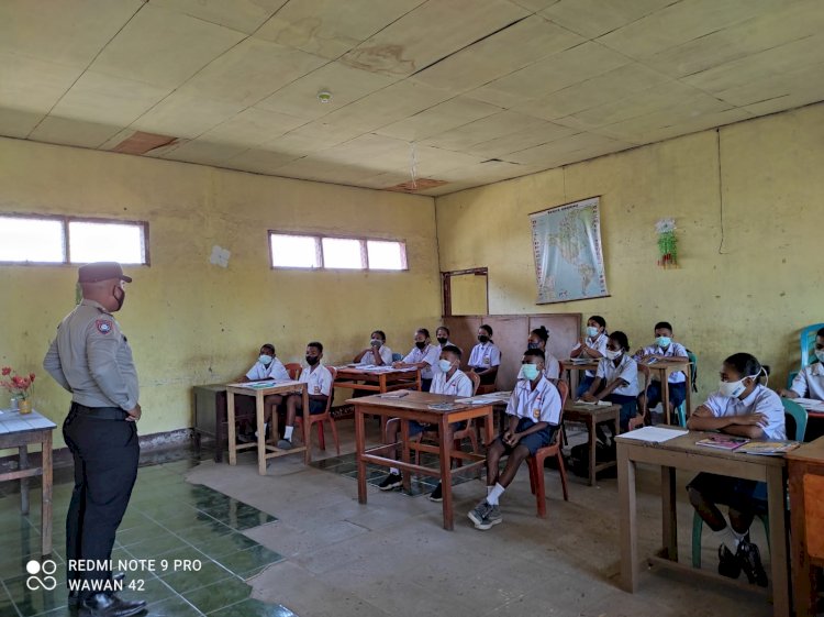 Dalm Rangka Operasi Bina Waspada Kanit Binmas Polsek Buyasuri Sambangi Siswa SMP Swasta Mampir.