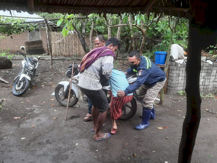 Bhabinkamtibmas Desa Dulir Bantu Warga Yang Mengalami Cacat Untuk Jalani Vaksinasi