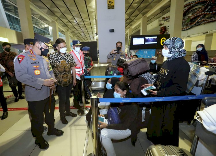 Tinjau Bandara Soetta H-1 Natal, Kapolri Minta Pengawasan Ketat Masa Karantina PPI