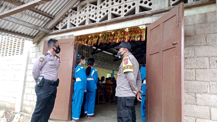 Amankan Missa Natal Bhabinkamtibmas Bripka Saiful Sampaikan Agar Warga Patuhi Protkes.