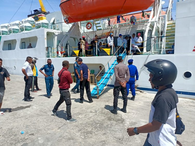 PosYan I Nataru Pelabuhan Laut Lewoleba, Tingkatkan Pemantauan Keluar Masuk Kapal.