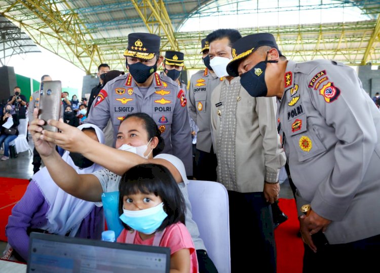 Tinjau Vaksinasi Serentak se-Indonesia, Kapolri Ingatkan Syarat Wajib Laksanakan PTM 100 Persen