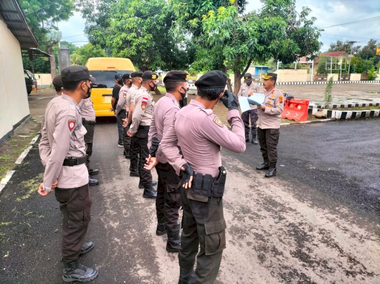 Waka Polres Lembata Ingatkan Personel Dalam Melakukan Pengamanan Utamakan Keselamatan Dan Bersikap Humanis.