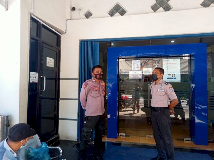Patroli Rutin Kanit Samapta Ingatkan Security Agar Perhatikan Protkes Nasabah.