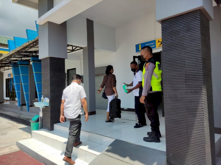 Pospol KP3 Laut Udara Lakukan Pengamanan Keberangkatan Penumpang Pesawat Dari Bandara Wunopito
