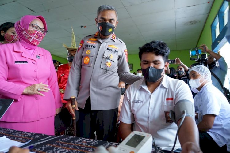 Tinjau Vaksinasi di SMA Negeri 1 Lobalain, Kapolda NTT Berharap Semua Pihak Dukung Program Akselerasi Vaksinasi Nasional