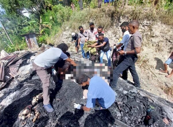 Si Jago Merah Beraksi, Kasat Reskrim Polres Lembata Pimpin Olah TKP Kebakaran Rumah Di Desa Lewoeleng Kec. Lebatukan Kab. Lembata