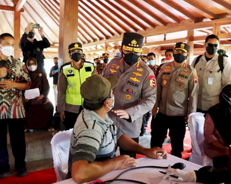 Gelar Vaksinasi di Candi Borobudur, Kapolri: Percepatan di Tempat Wisata yang Interaksi Tinggi