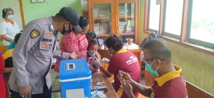 Percepatan Vaksinasi Anak Merdeka, Kanit Samapta Polsek Buyasuri Terus Pantau Giat Vaksin.