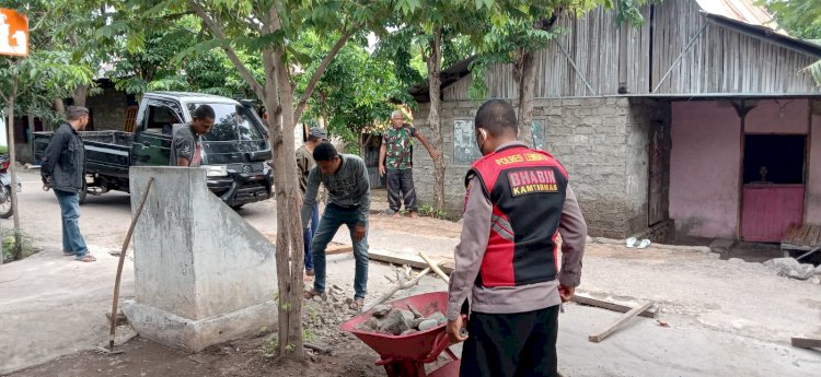 Sambangi Warga Binaan Bhabinkamtibmas Bantu Perbaiki Jalan.