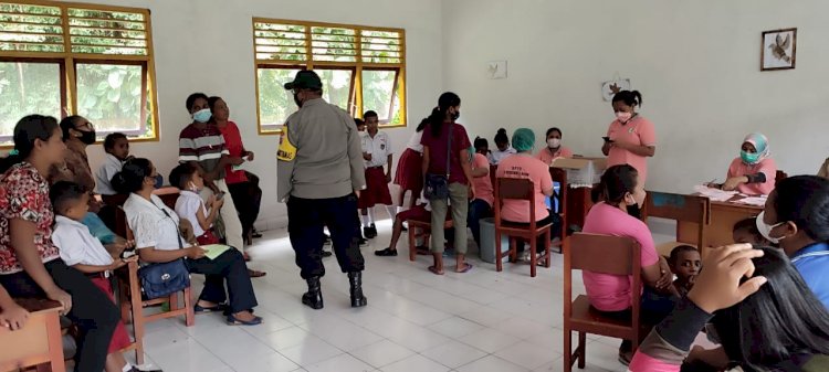 Bhabinkamtibmas Polsek Nagawutung Pantau Langsung Giat Vaksinasi Anak Merdeka Di SD Loang 1.