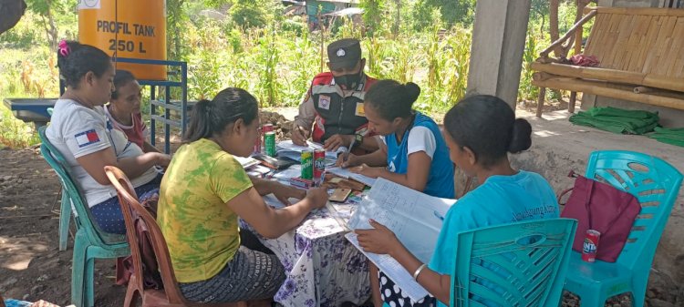 Bhabinkamtibmas Bripka Agus Nahak Sambangi Warga Agar Turut Serta Mendukung Polri Jaga Kamtibmas.