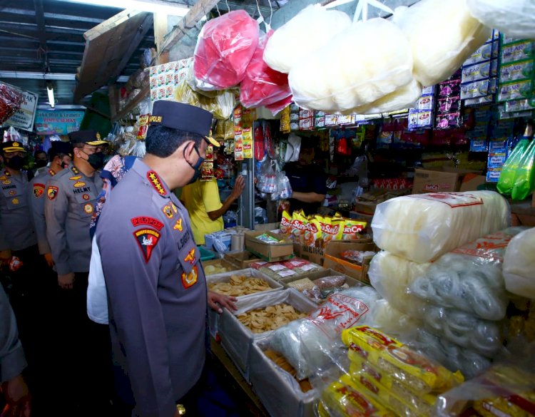 Kapolri Turun Langsung ke Pasar Pastikan Stok Minyak Goreng Untuk Warga Aman