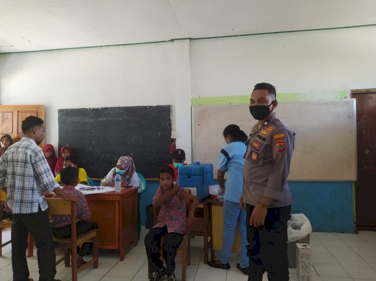 Ops Aman Nusa II, Personel Pospol Wulandoni Lakukan Pengamanan Vaksinasi Anak Merdeka.