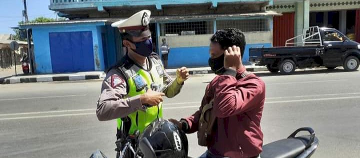 Ops Aman Nusa II, Upaya Minimalisiri Penyebaran Covid-19 Sat Lantas Polres Lembata Bagikan Masker Kepada Pengendara.