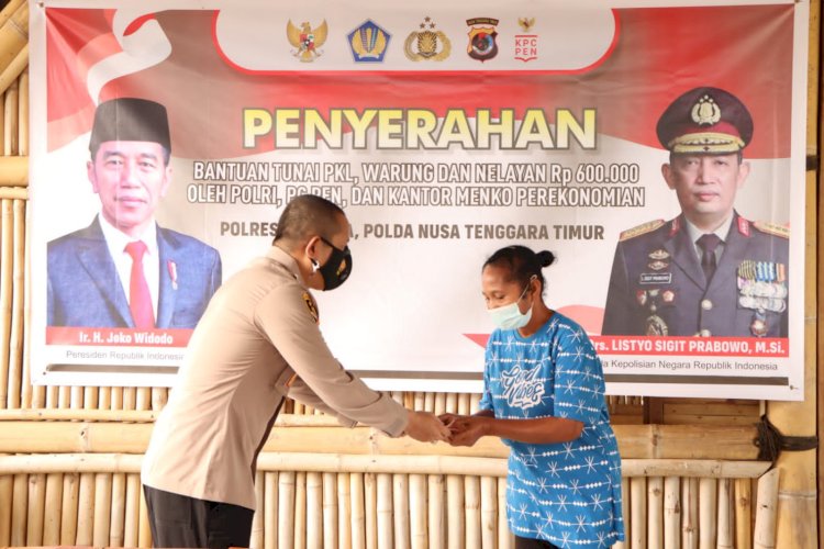 Lanjutan Pembagian Bantuan Langsung Tunai (BLT), Polres Lembata Targetkan 300 Warga Dalam Sehari.