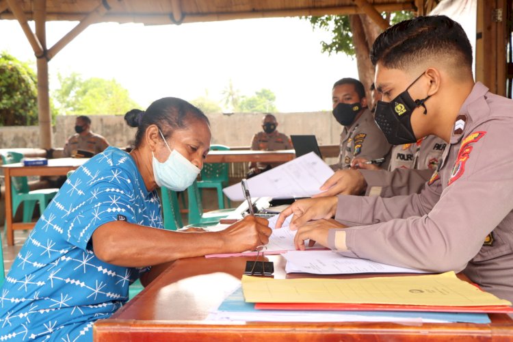 Polres Lembata Bagikan Bantuan Langsung Tunai Kepada 851 Masyarakat Kabupaten Lembata.