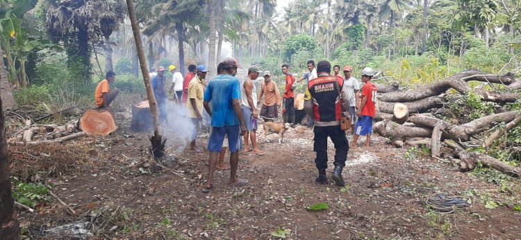 Bantu Warga Bakti Sosial Bhabinkamtibmas Sampaikan Himbauan Kamtibmas Dan Protkes.