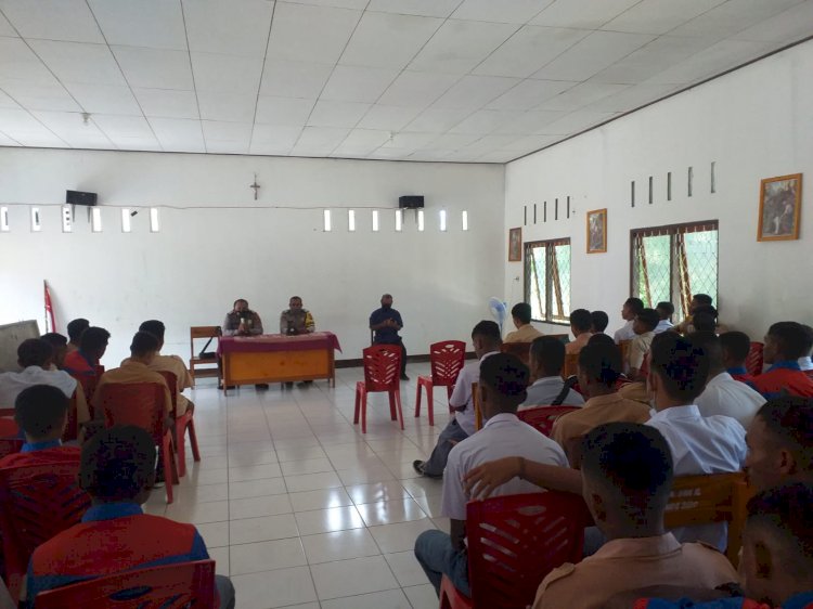 Bhabinkamtibmas Dan Kanit Binmas Polsek Nubatukan Lakukan Sosialisasi Penerimaan Polri Dan Himbauan Protkes Di SMK Ile Lewotolok.