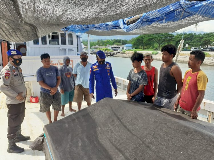 Satuan Polisi Perairan Polres Lembata Lakukan Patroli Dialogis Di Pelabuhan Laut Lewoleba.