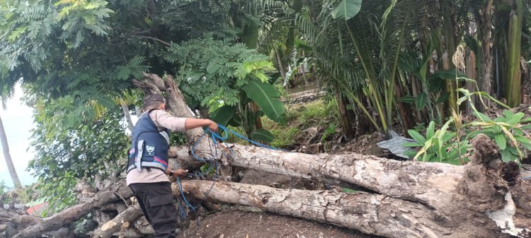 Bantu Warga Bakti Sosial, Bhabinkamtibmas Sempatkan Untuk Beri Himbauan Kamtibmas Dan Protkes.