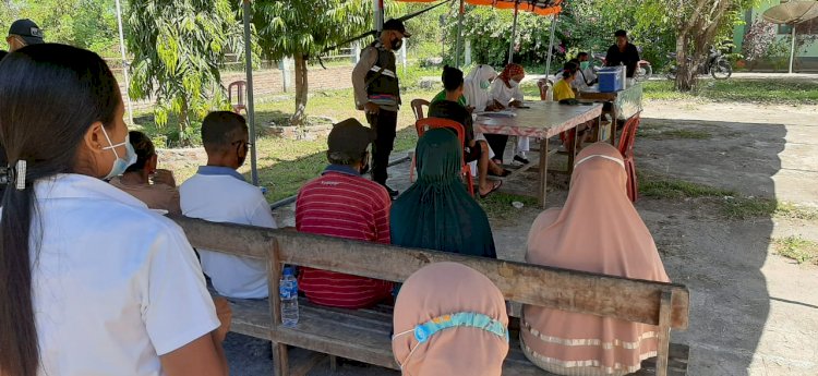 Bhabinkamtibmas Himbau Warga Jaga Kamtibmas Dan Protokol Kesehatan Di Gerai Vaksinasi.