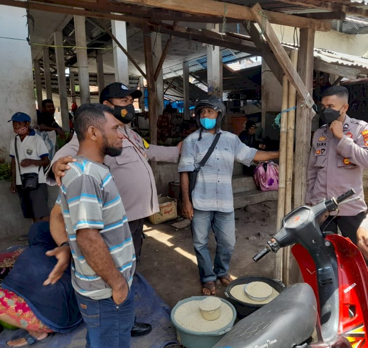 Pantau Kegiatan Masyarakat Di Pasar Tradisional, Bhabinkamtibmas Ingatkan Pengunjung Agar Selalu Gunakan Masker.