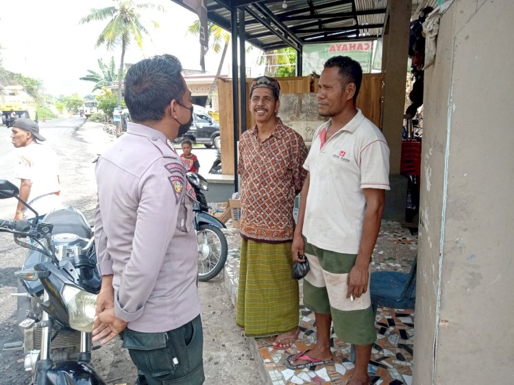 Lakukan Patroli Dialogis Kanit Samapta Polsek Omesuri Bripka Leonardus Ajak Warga Jaga Kamtibmas