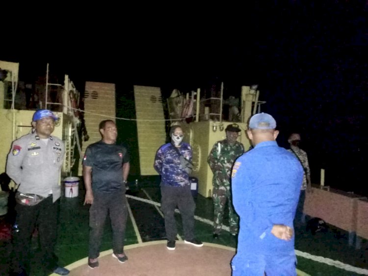 KM. Sirimau Tabrak Karang Dan Kandas, Satuan Polairud Polres Lembata Lakukan Upaya Evakuasi.