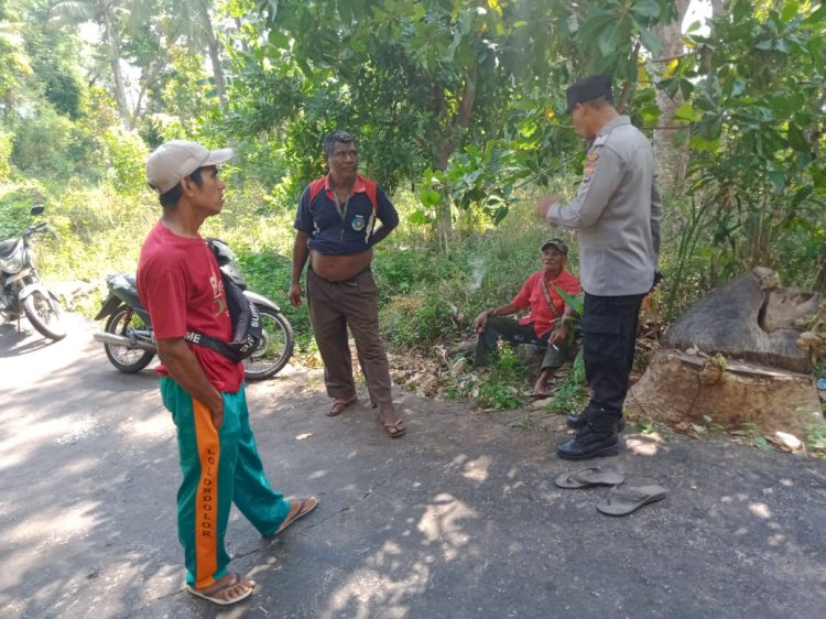 Sampaikan Pesan Kamtibmas, kanit SPKT Polsek Omesuri Sambangi Warga.