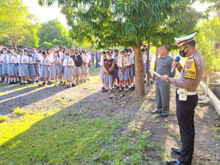 Jelang HUT Bhayangkara, Sat Lantas Polres Lembata Lakukan Sosialisasi Dan Penyuluhan Kamseltibcarlantas Kepada Siswa SMA.