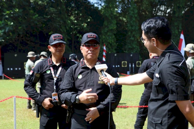 Pati Polri dan Wartawan Ramaikan Lomba Menembak Piala Kapolri