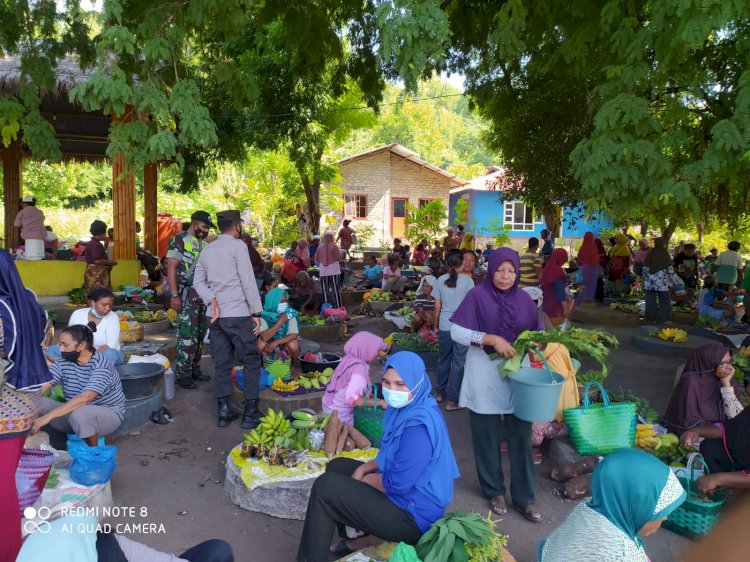 Jelang HUT Bhayangkara, Pospol Wulandoni Patroli Dioalogis Dan Pantau Giat Di Pasar Wulandoni.