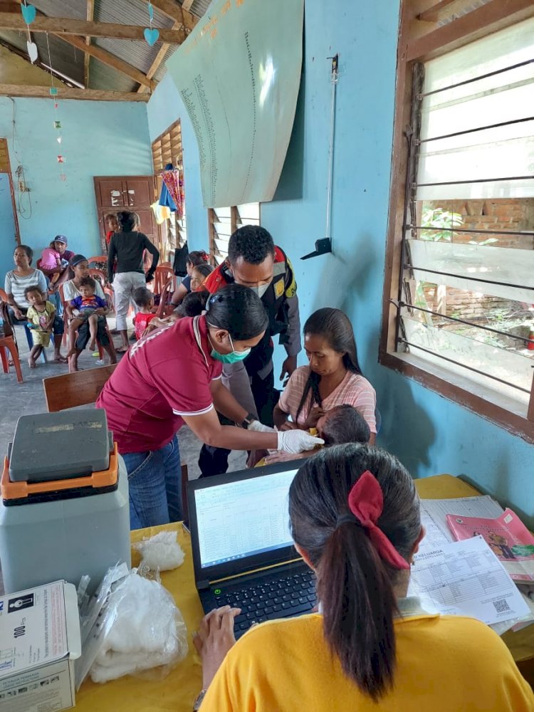 HUT Bhayangkara, Bhabinkamtibmas Pantau Dan Amankan Giat Imunisasi Anak