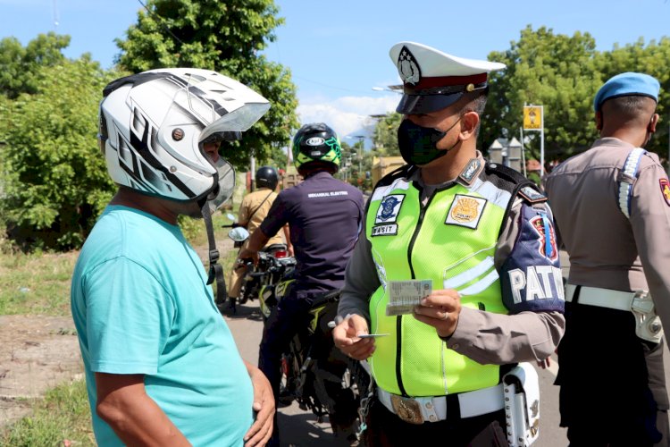 Jelang HUT Bhayangkara Dalam Rangka OPS Patuh Turangga 2022, Satlantas Polres Lembata Berikan Himbauan kamseltibcarlantas.