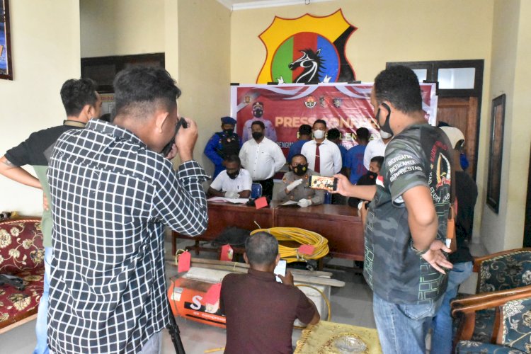 Kapolres Lembata Ajak Masyarakat Jaga Laut Lewoleba Dari Ilegal Fishing Saat Press Conference.