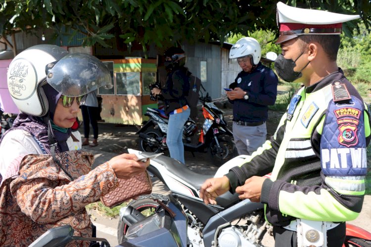 Penertiban Kendaraan Bermotor Sat Lantas Polres Lembata, Ingatkan Pengendara Motor Agar Selalu Gunakan Helm SNI.