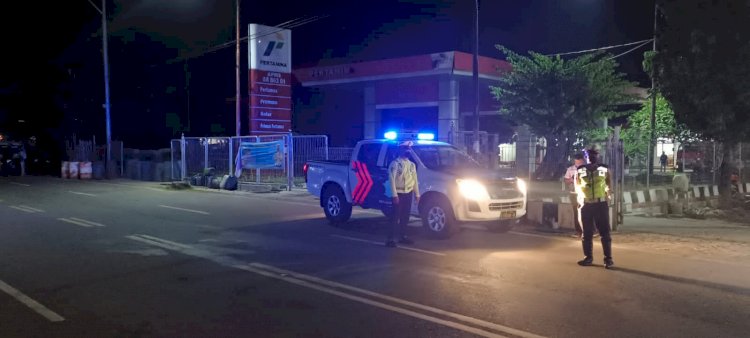 Patroli Malam Sat Lantas Polres Lembata Lakukan Penertiban kendaraan yang melaksanankan pengantrian BBM Di APMS Lamahora.