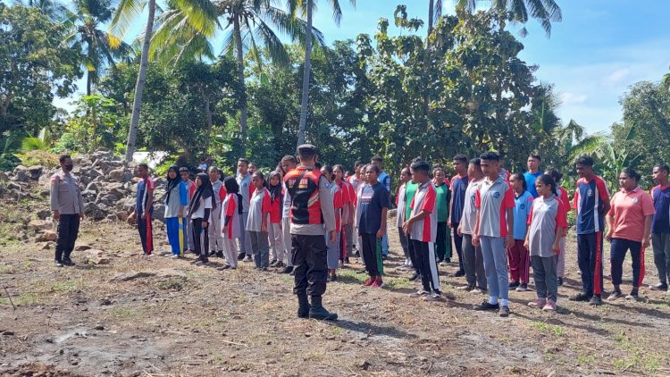 Kanit Binmas Dan Bhabinkamtibmas Polsek Buyasuri Isi Materi Di MPLS SMANSA Buyasuri.