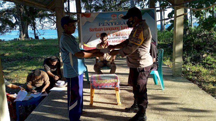 Monitoring Pembagian BLT, Bhabinkamtibmas Desa Penikenek Himbau Warga Jaga Kamtibmas Dan Waspadai PMK.