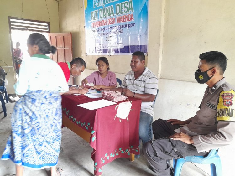 Monitoring Pembagian BLT, Bhabinkamtibmas Desa Balurebong Himbau Warga Jaga Kamtibmas Dan Waspadai PMK.