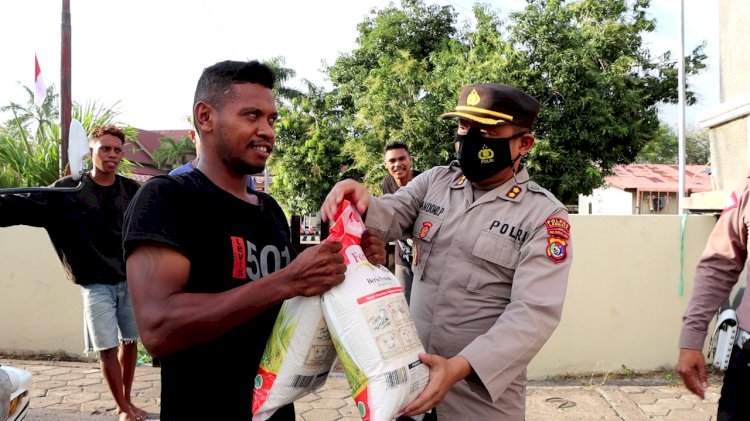 Kapolres Lembata Berbagi Dengan Masyarakat