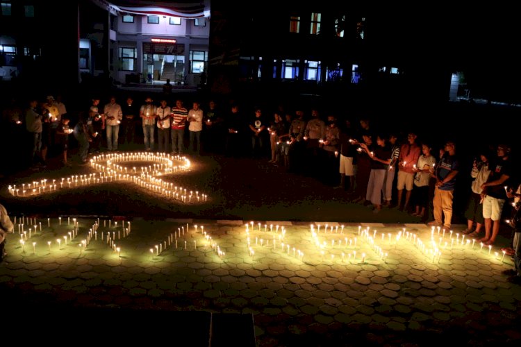 Polres Lembata Bersama Pemkab Lembata Nyalakan 1000 Lilin Dan Doa Bersama Sebagai Bentuk Duka Cita Mendalam Atas Tragedi Kanjuruhan Malang.