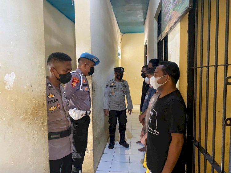 Kanit SPKT I Dan Anggota Jaga Polres Lembata Rutin Lakukan Pemeriksaan Ruang Tahanan Serta Kesehatan Para Tahanan