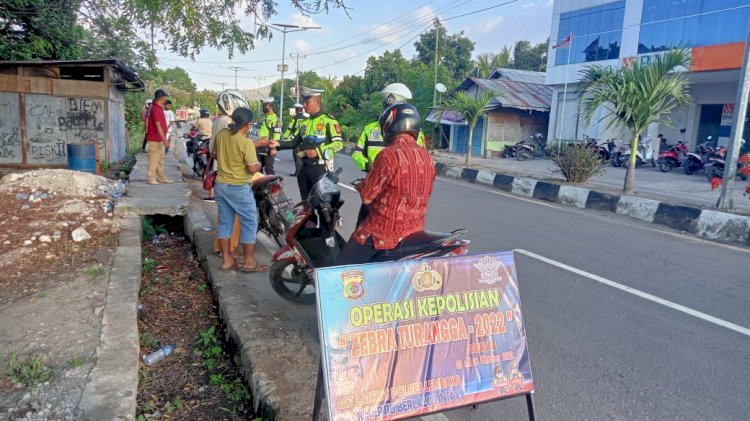 Tingkatkan Kepatuhan Berlalulintas SatLantas Polres Lembata Berikan Himbauan Kamseltibcar.