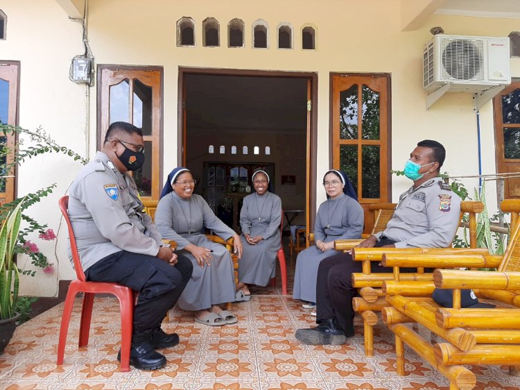 Pererat Tali Silaturahmi Kanit Binmas Polsek Nagawutung Sambangi Susteran Loang Dalam Giat Ops Binawaspada.