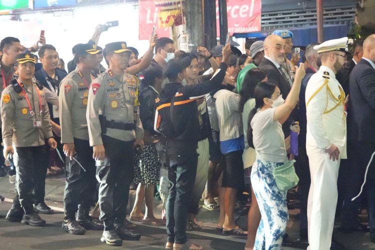 Kapolda Bali Terjun Langsung Kawal Pengamanan Presiden Prancis yang Jalan Kaki 2 Kilometer