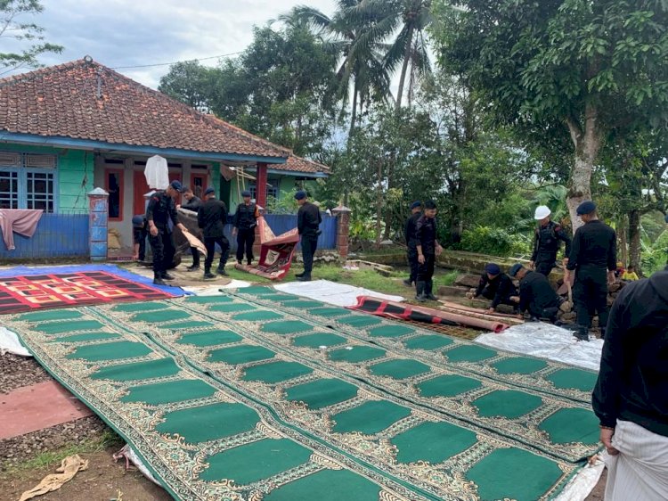 Polri Gelar Salat Jumat dan Salat Gaib Berjamaah di Lokasi Gempa Cianjur