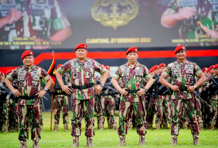 Disematkan Baret Merah Kopassus, Kapolri: Jangan Ragukan Sinergisitas TNI-Polri Jaga NKRI